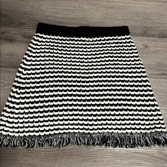 Zara sweater Knit Mini Fringe striped black and white  Skirt in size large - Picture 4 of 6